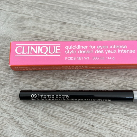 Clinique Quickliner for Eyes Intense in 09 Intense Ebony
Twist Crayon Eyeliner - Picture 3 of 6